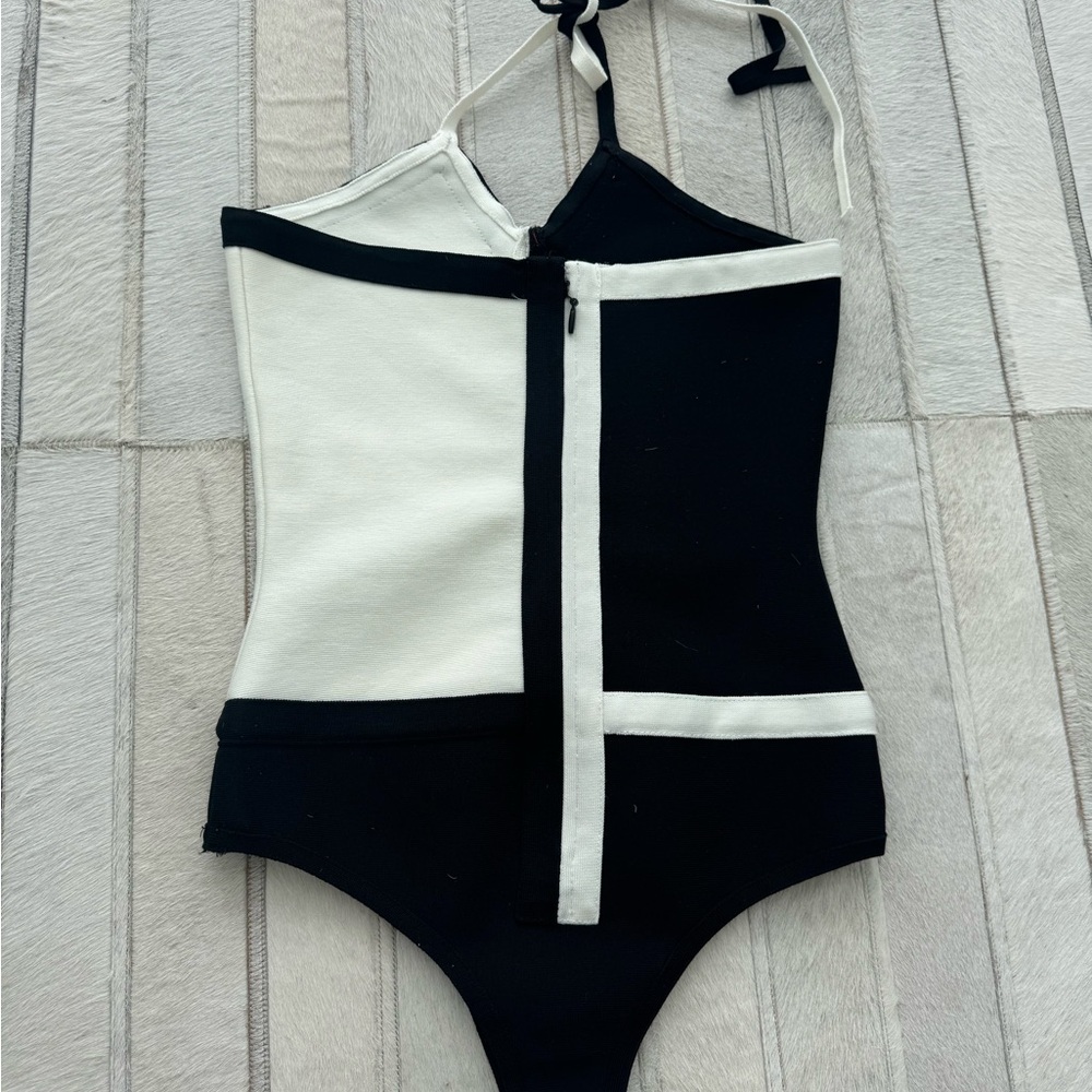 Stylish Black and White Women's Swimsuit - Picture 5 of 8